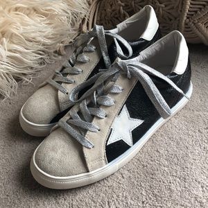 Lace up low top sneaker